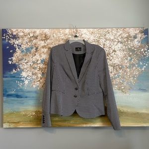 WORN ONCE! Black & White checkered blazer. Waist length.
